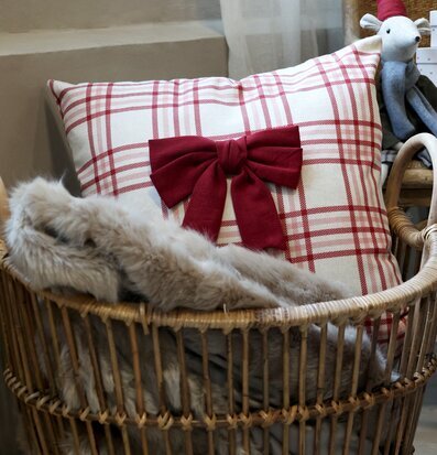 Kuddfodral Rosett från Chic Antique i korg med filt