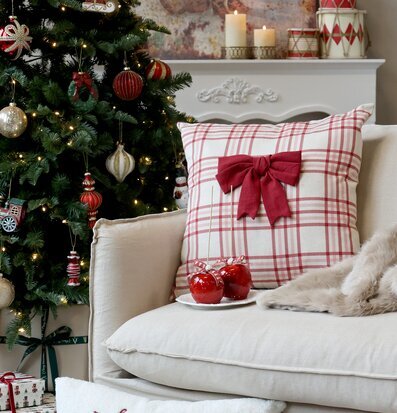 Kuddfodral Rosett från Chic Antique på ljus soffa vid julgran