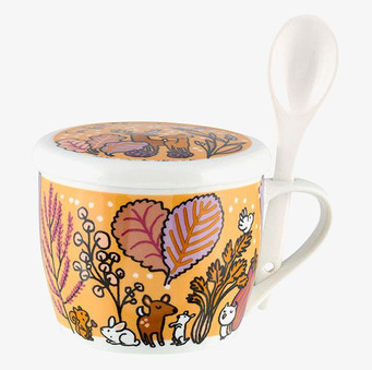 Bild av färgglad kopp med djur i fantasifull skog