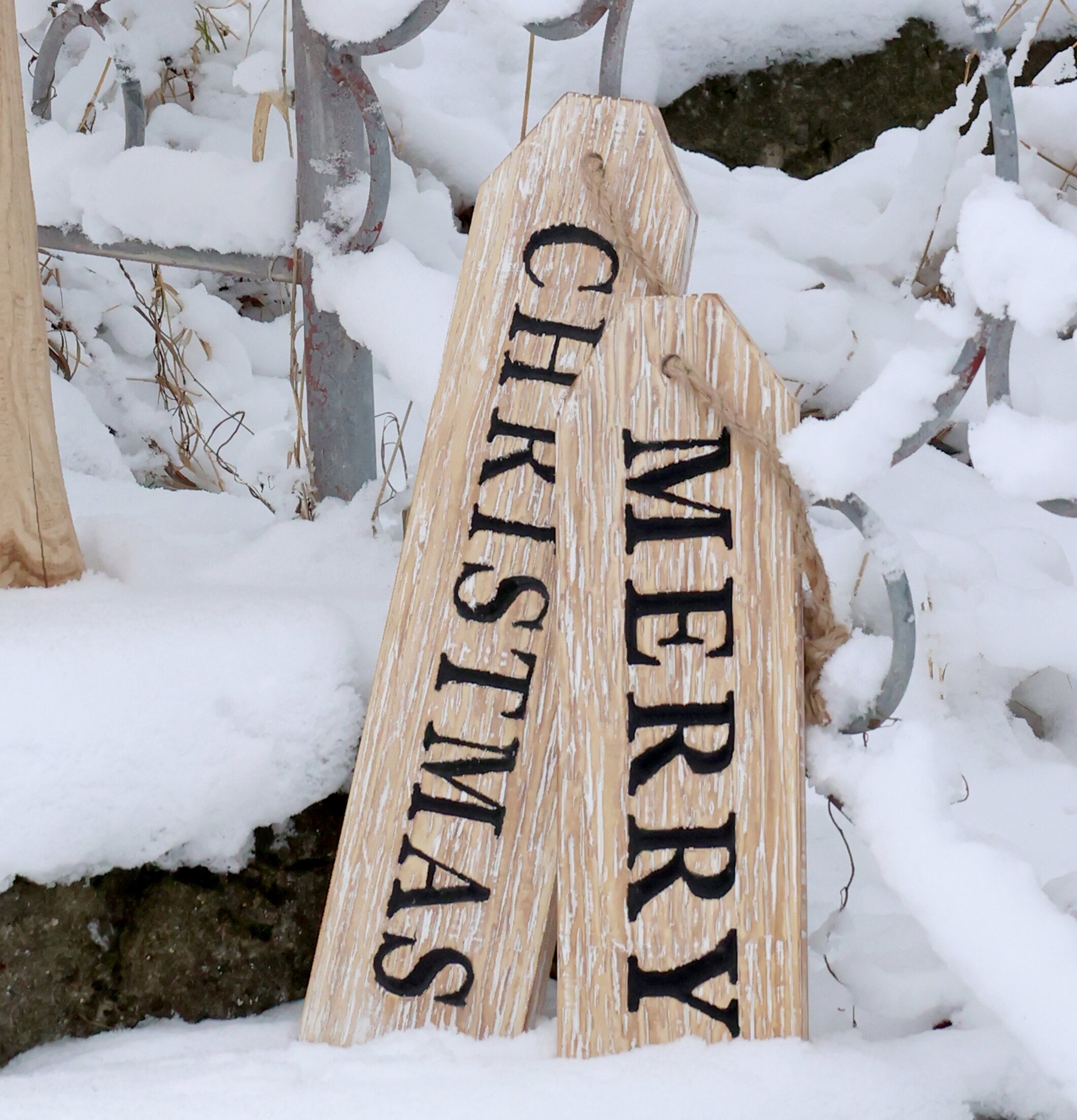 Träskylt - Merry Christmas från Chic Antique i snöig miljö