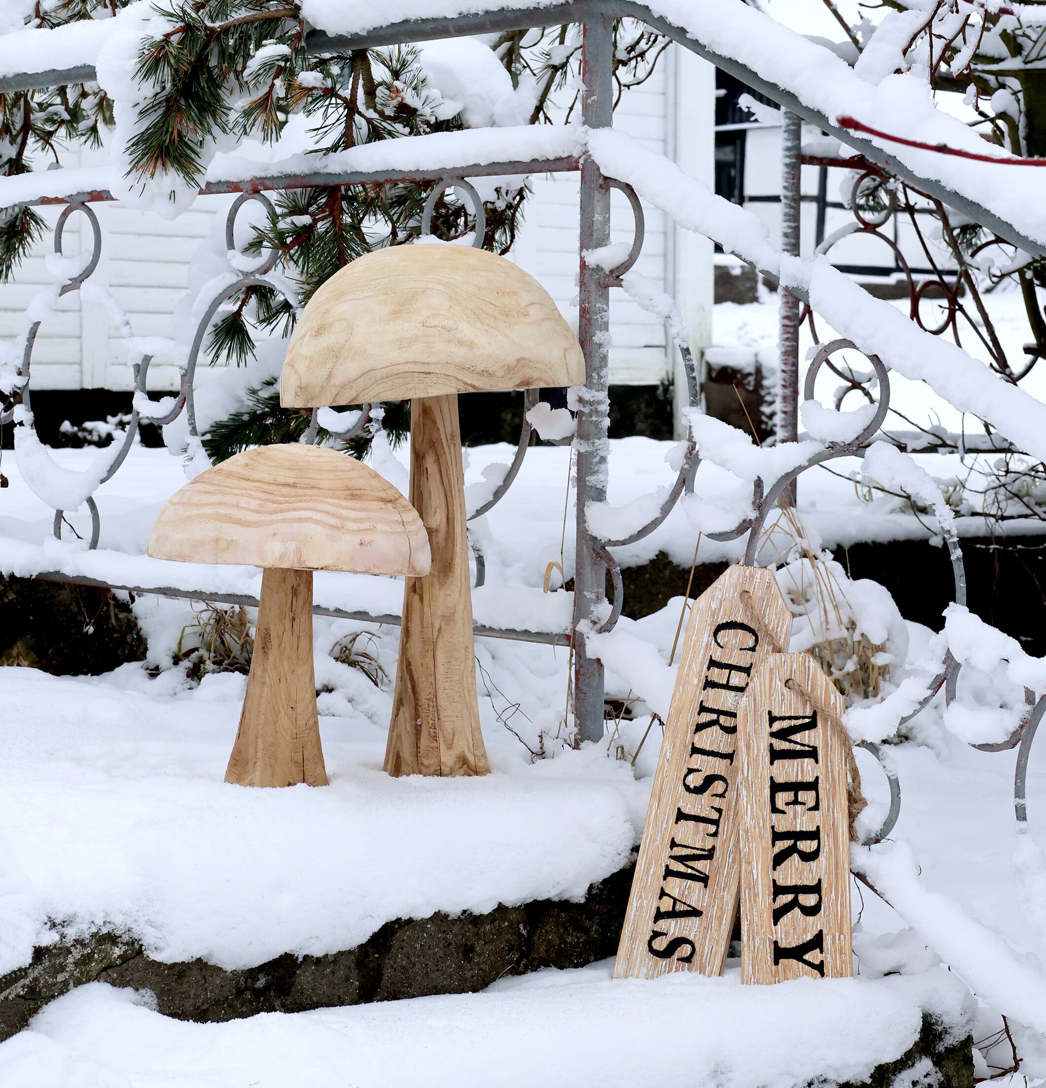 Träskylt - Merry Christmas från Chic Antique i snöig miljö