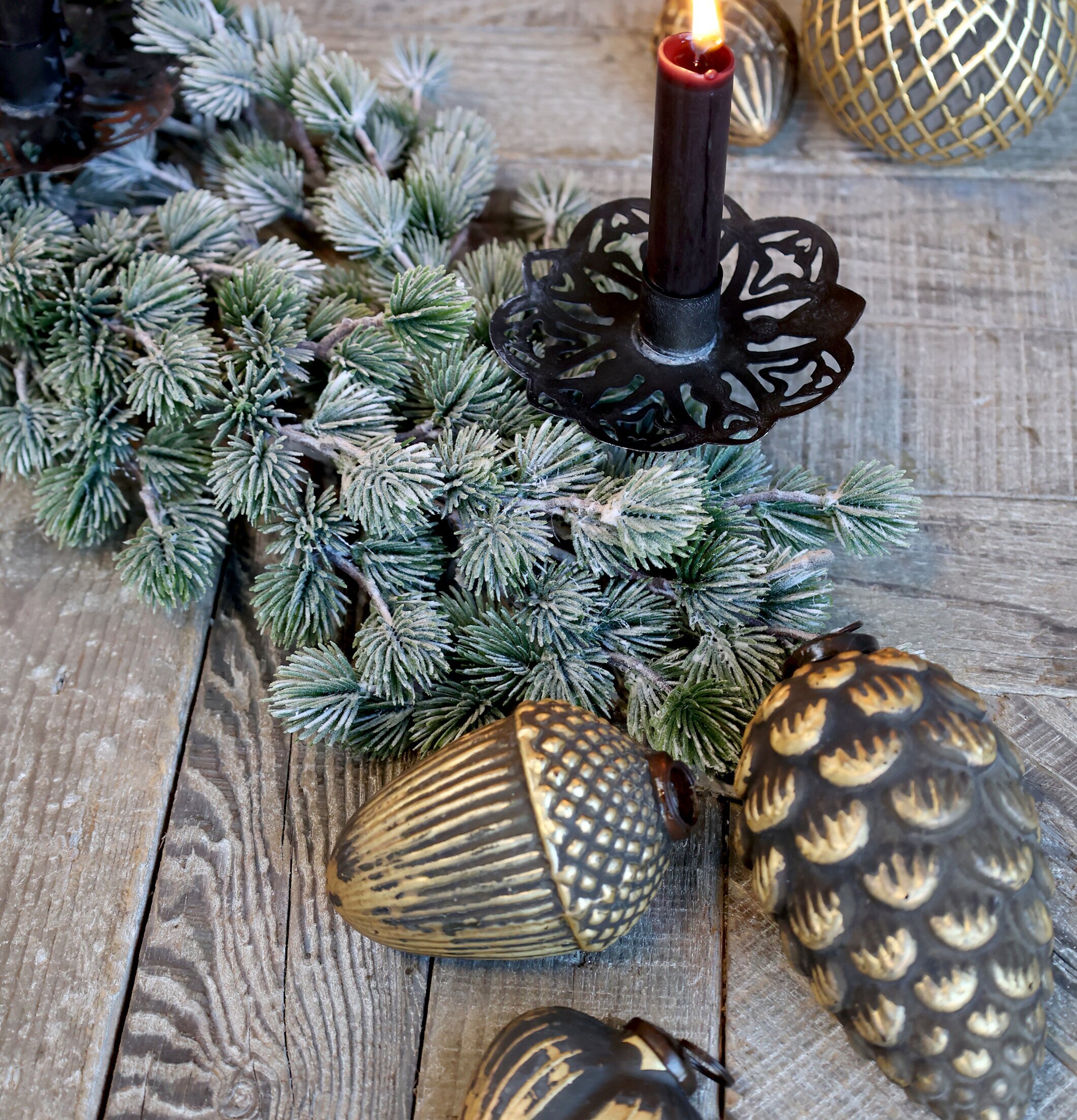 Fleur Girlang Cederträ från Chic Antique på rustikt bord