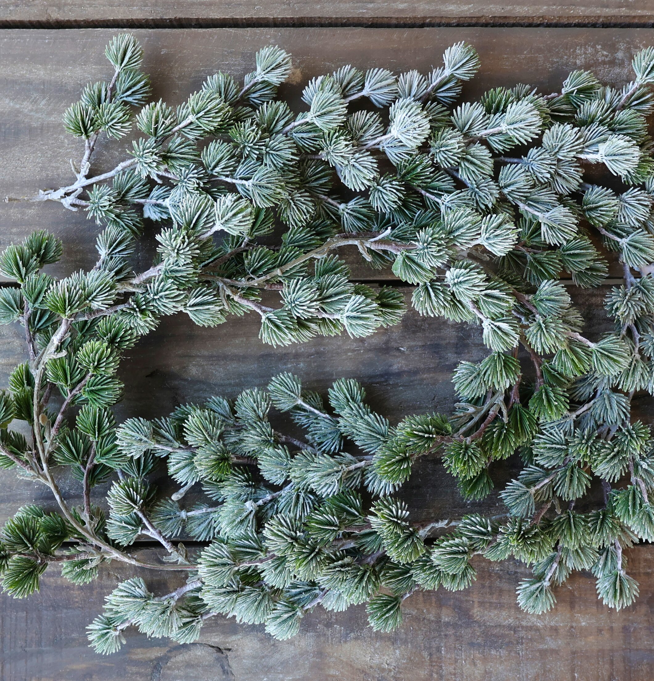 Fleur Girlang Cederträ från Chic Antique med frostig finish