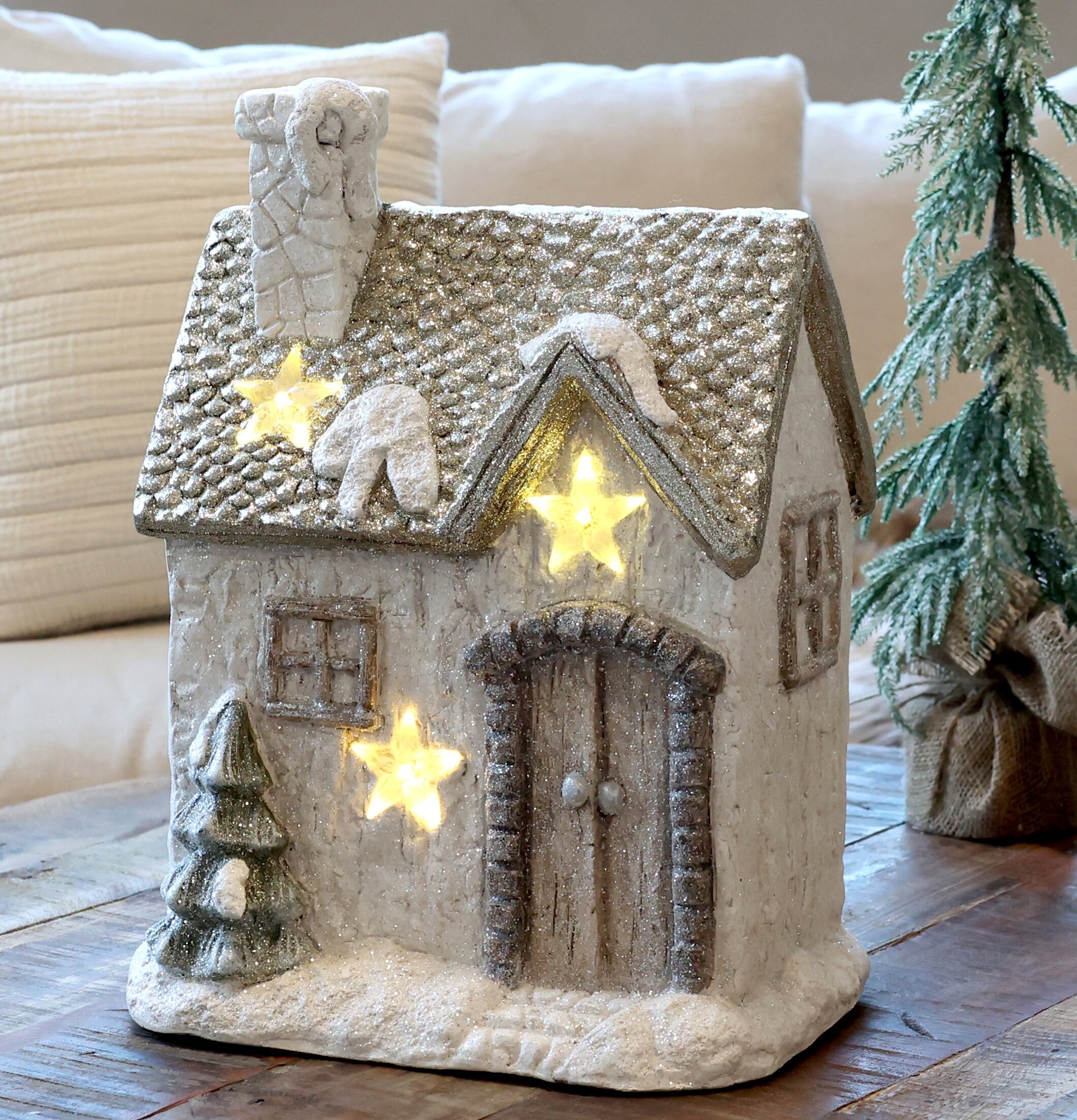 Stort Julhus LED-Stjärnor H39cm från Chic Antique med snö