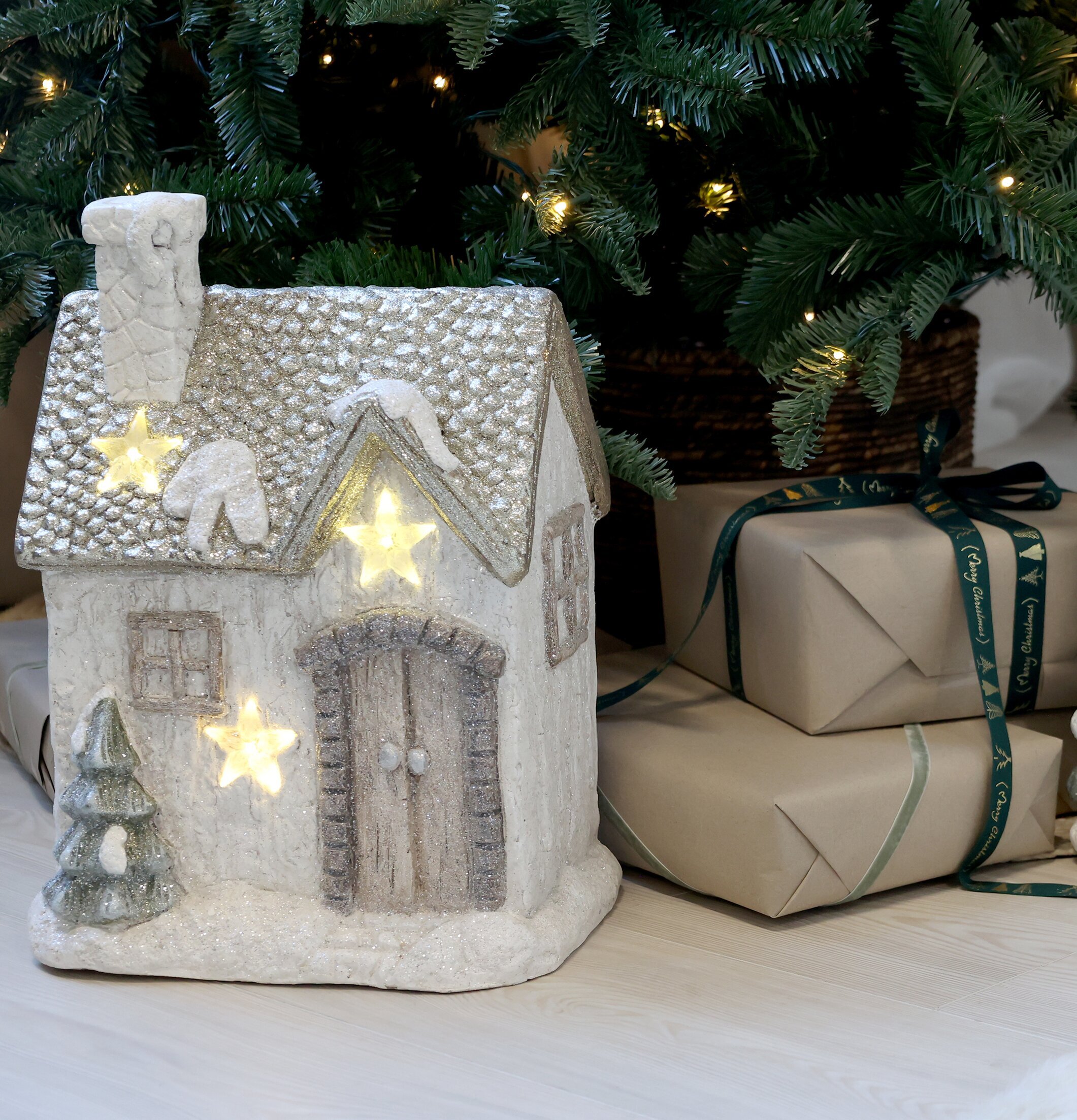 Stort Julhus LED-Stjärnor H39cm från Chic Antique under gran