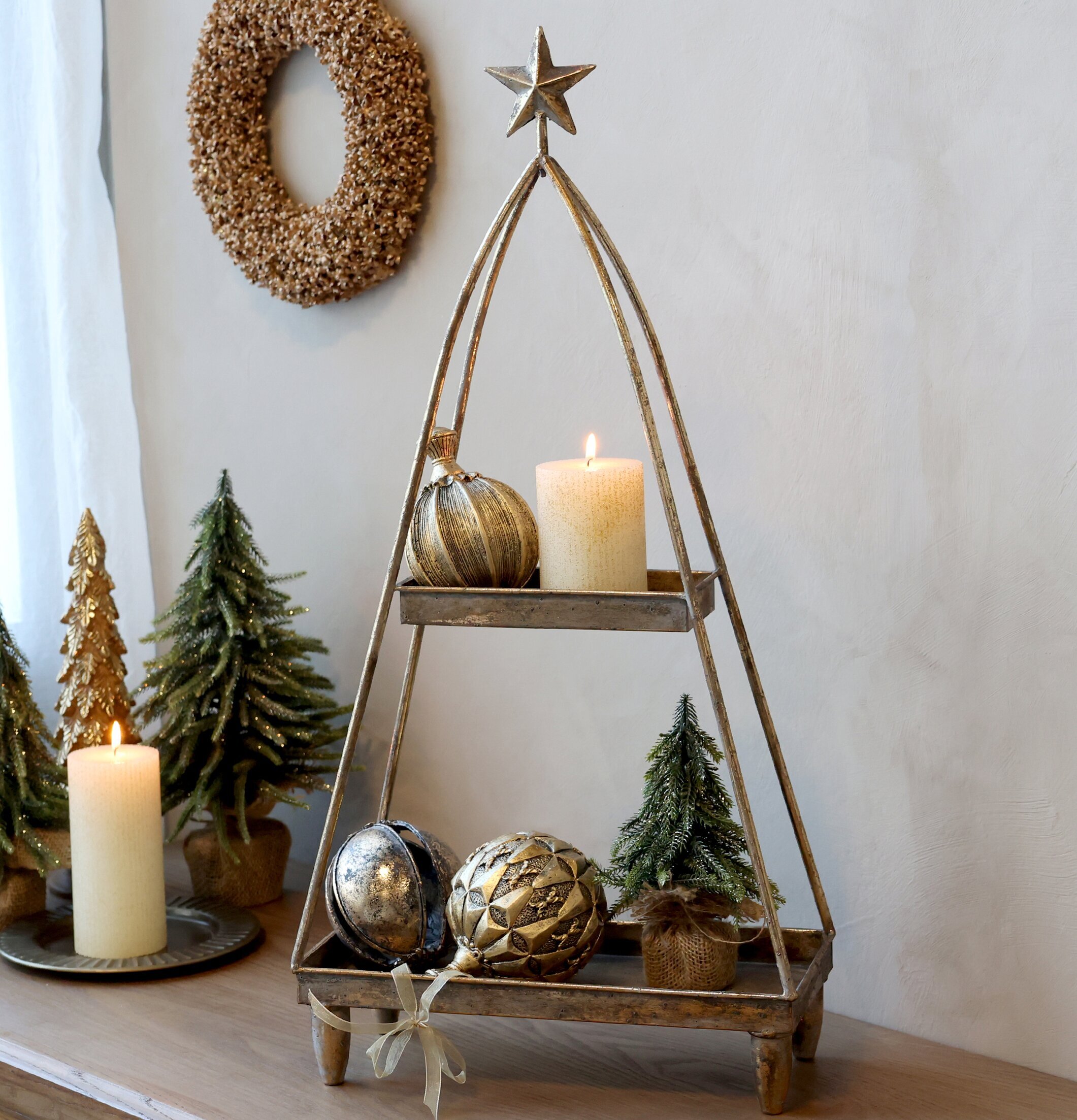 Etagere Antik Mässing från Chic Antique med juldekorationer