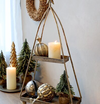 Etagere Antik Mässing från Chic Antique med dekorativa föremål