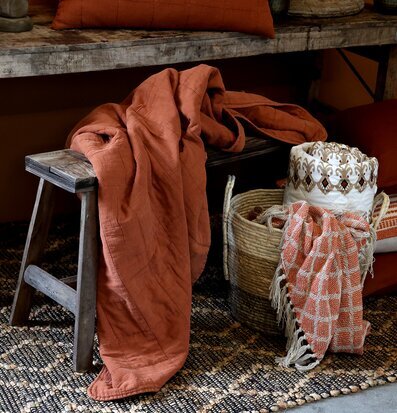 Aix Vintage Quilt Terracotta från Chic Antique på träbänk