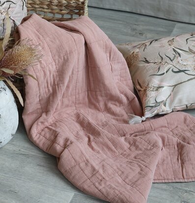 Aix Vintage Quilt Vintage Pink från Chic Antique i korgstol