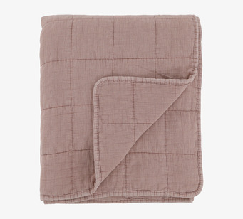 Aix Vintage Quilt Vintage Pink från Chic Antique på vit bakgrund