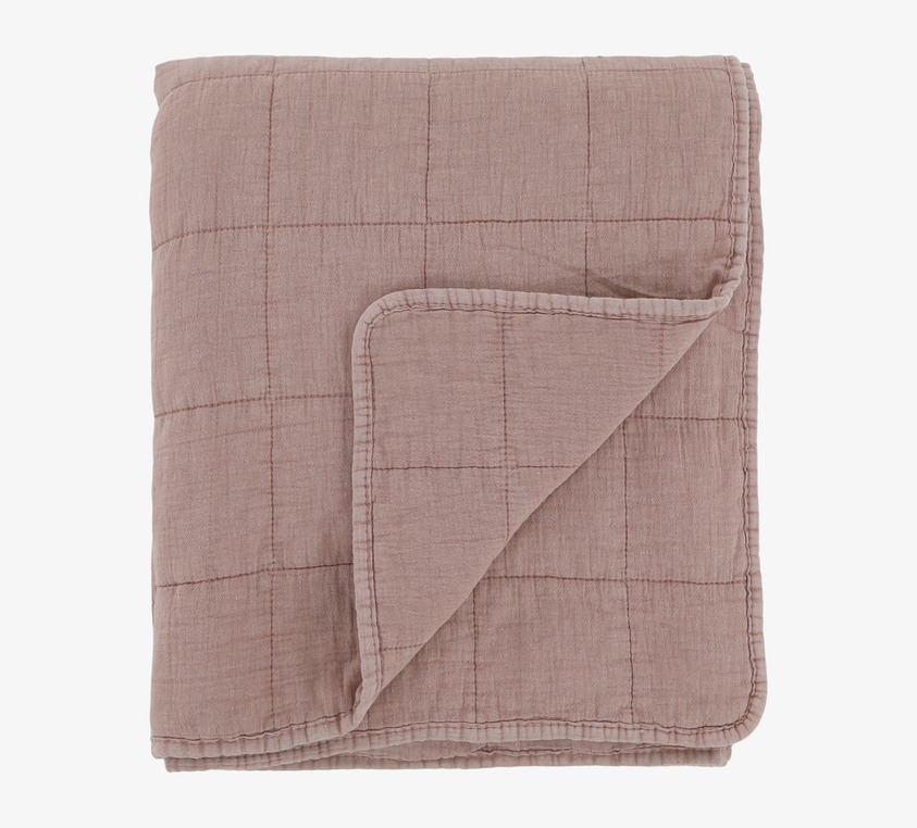 Aix Vintage Quilt Vintage Pink från Chic Antique på vit bakgrund