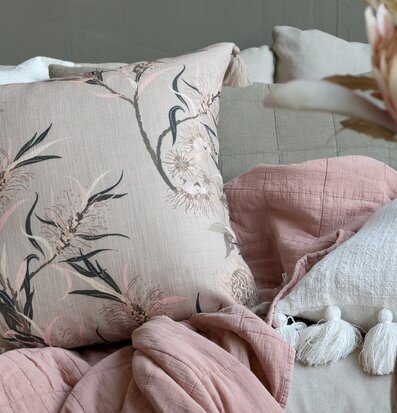 Aix Vintage Quilt Vintage Pink från Chic Antique med kuddar