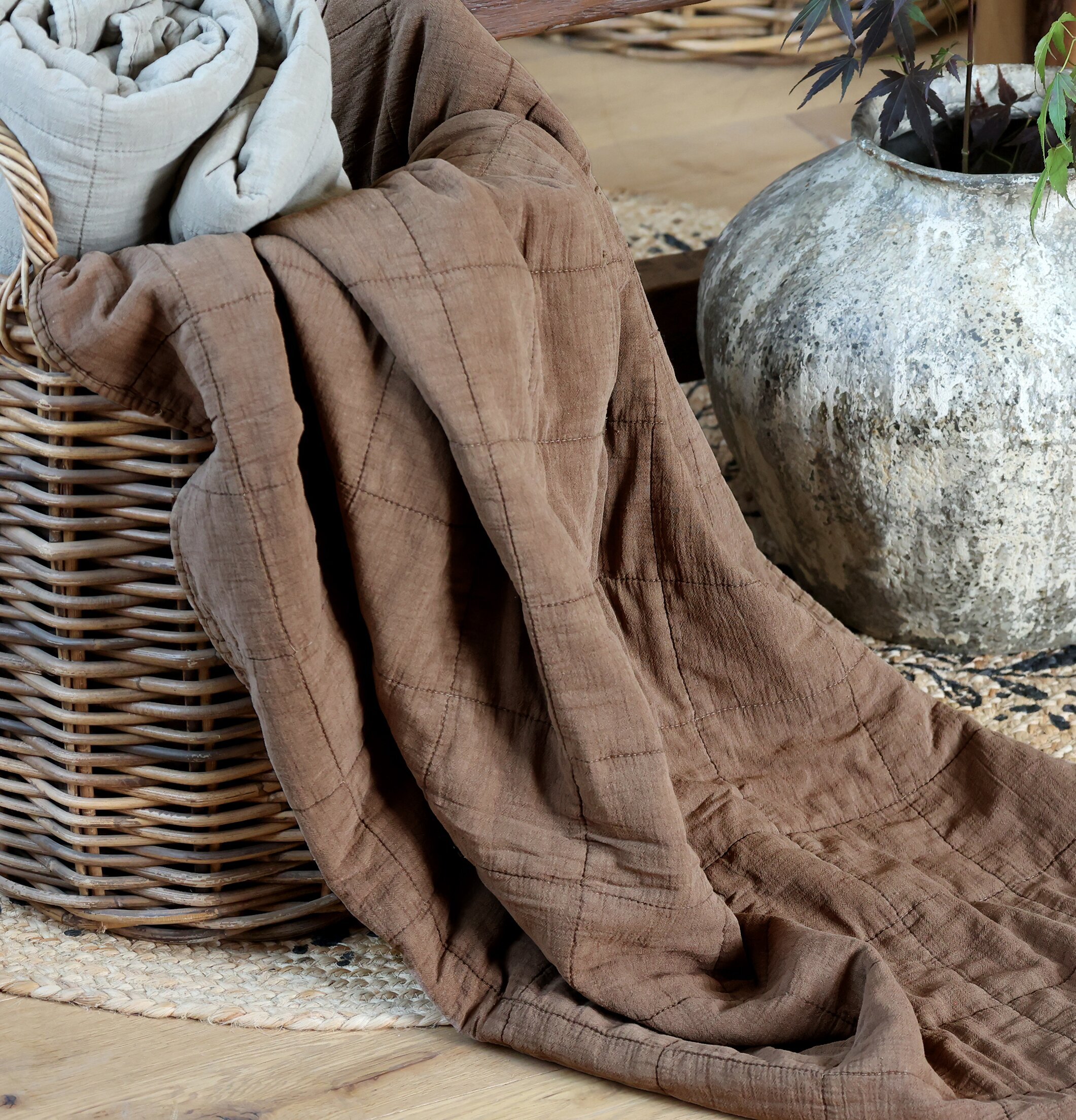 Aix Vintage Quilt Valnöt från Chic Antique i rustik miljö