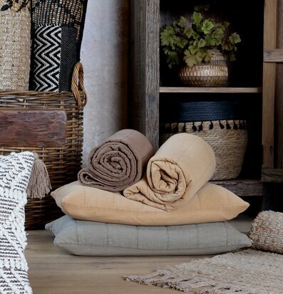 Aix Vintage Quilt Valnöt från Chic Antique på kudde