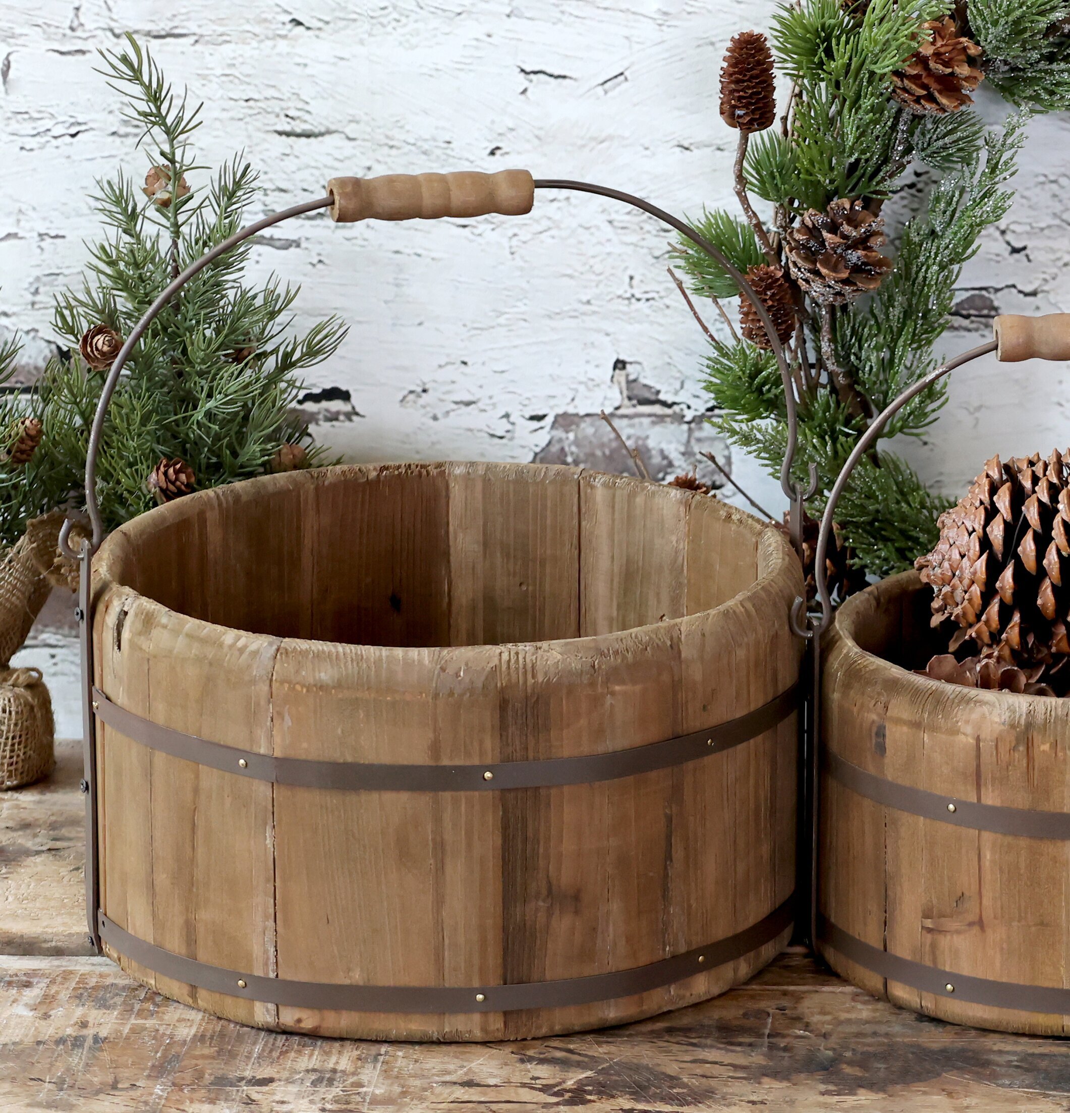 Träspann Ø28cm från Chic Antique med kottar i rustik miljö