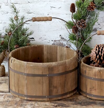 Träspann Ø28cm från Chic Antique med kottar i rustik miljö