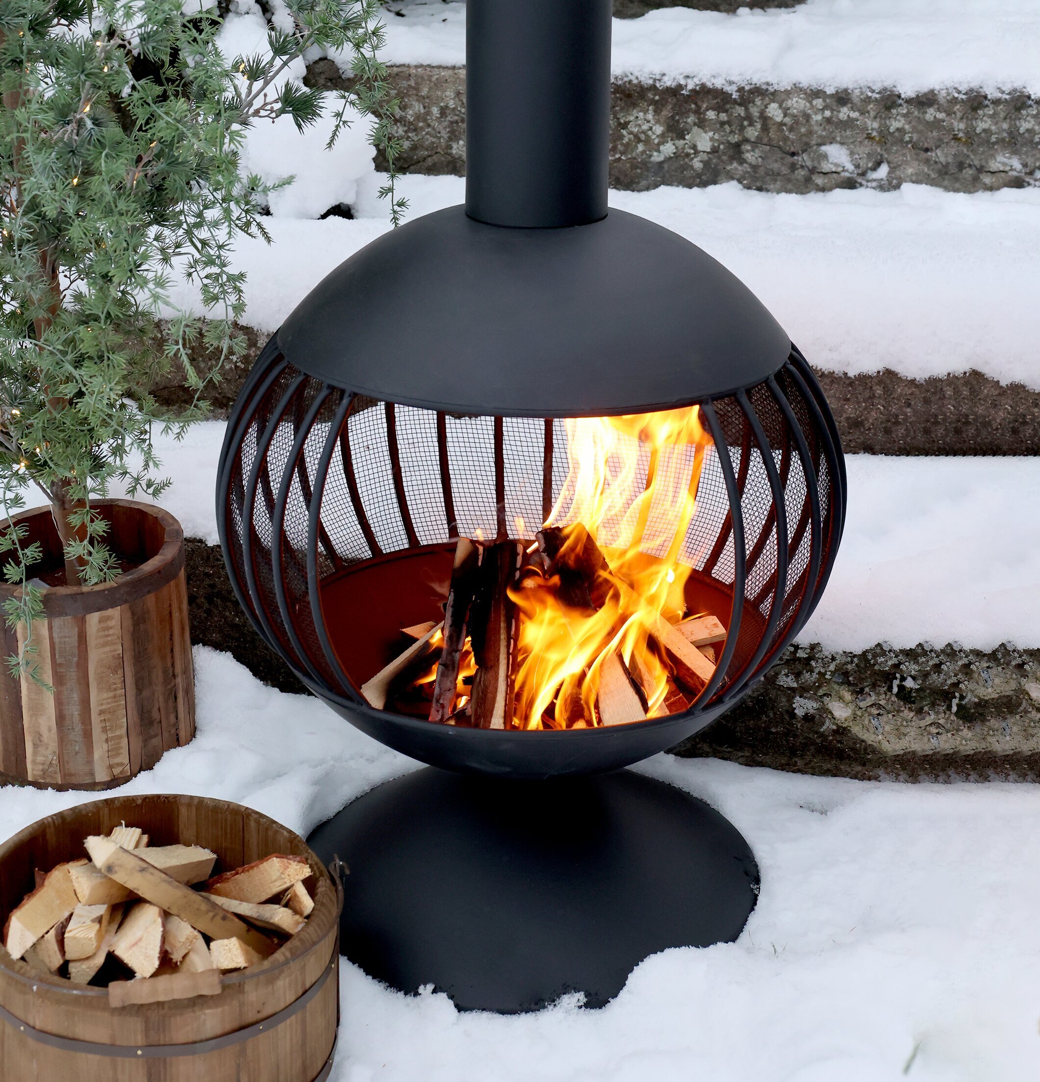 Chic Antique Träspann Ø28cm vid eldkorg i snöig vintermiljö