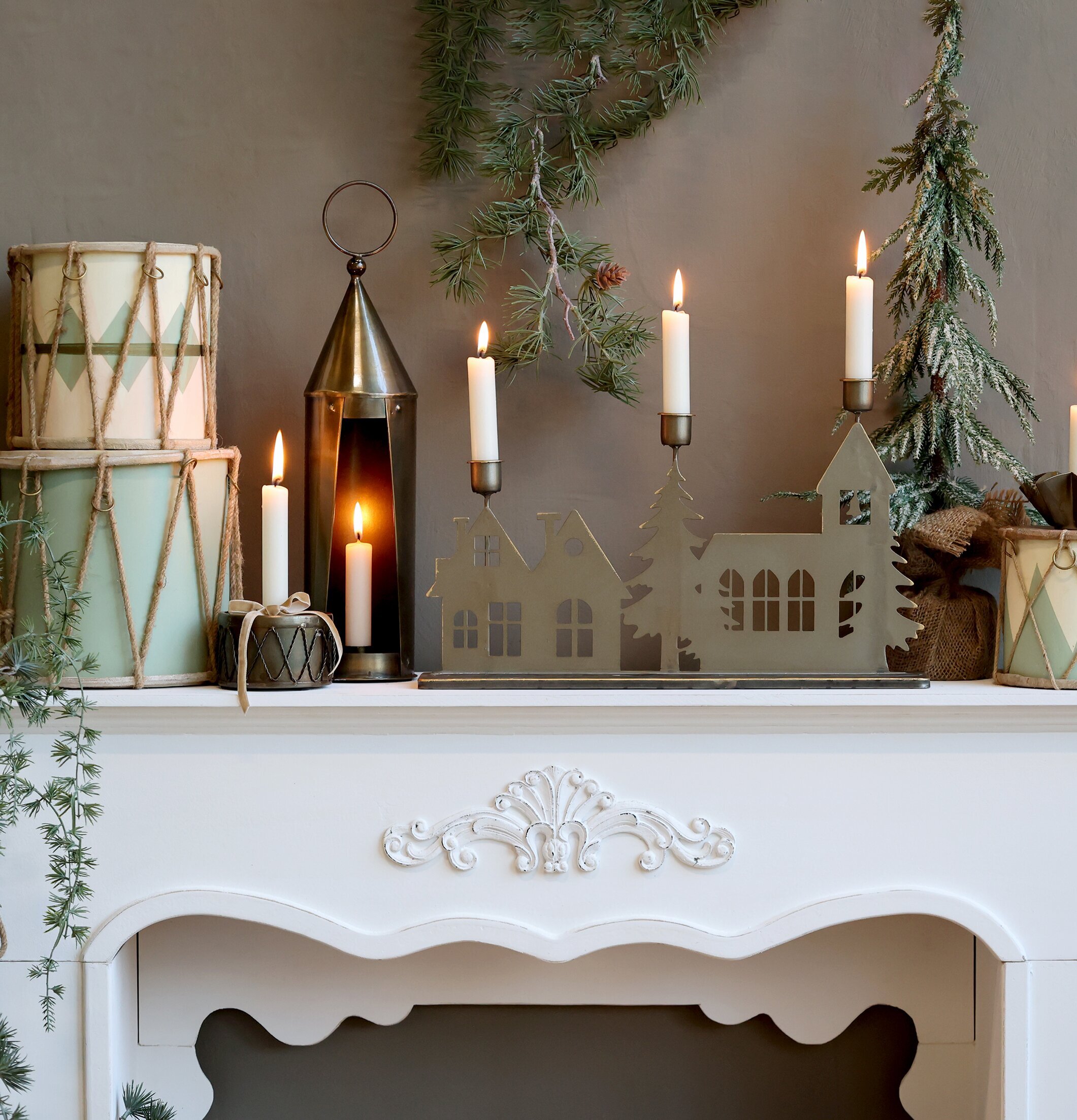 Fransk Öppen Spis Antikvit från Chic Antique med dekorationer