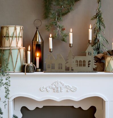 Fransk Öppen Spis Antikvit från Chic Antique med dekorationer