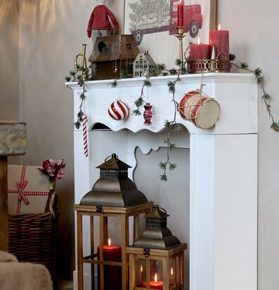 Fransk Öppen Spis Antikvit från Chic Antique med juldekorationer