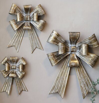 Rosett Antik Mässing Mellan från Chic Antique mot ljus vägg