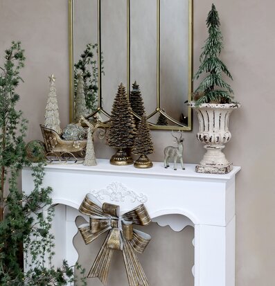 Rosett Antik Mässing Mellan från Chic Antique på vit mantel