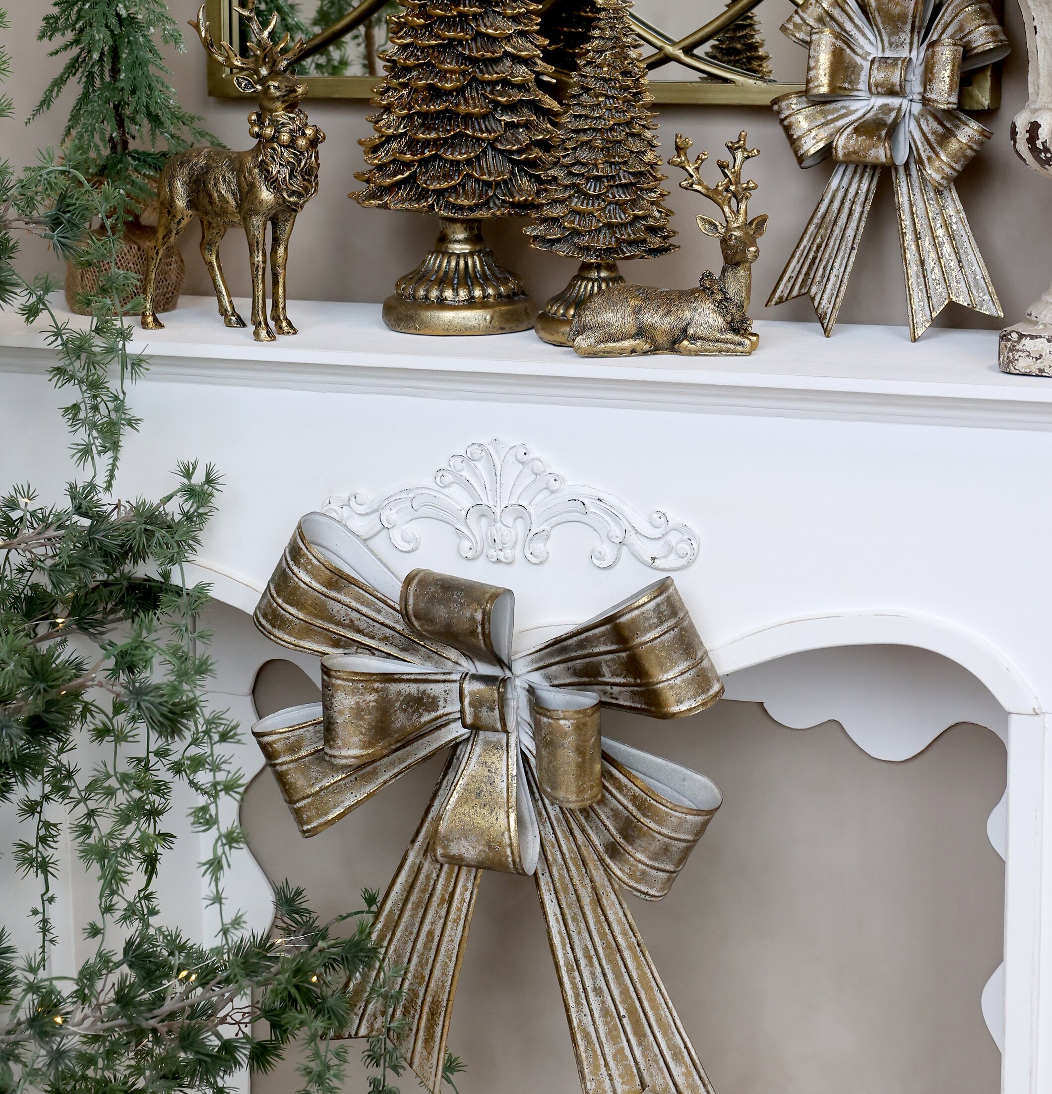 Rosett Antik Mässing Mellan från Chic Antique på vit möbel