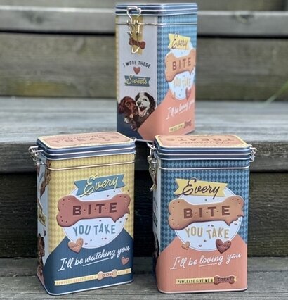 Plåtburk Hundgodis från Bromma Kortförlag på trätrappa