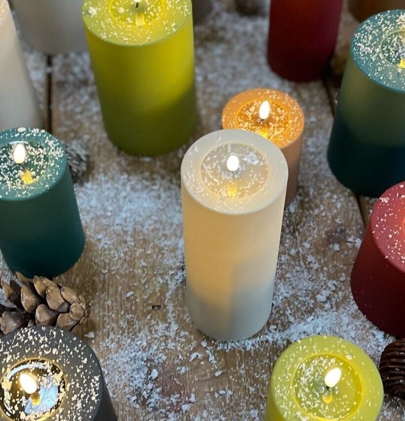 Blockljus Utomhus Vit 7.5x15cm från Deluxe Homeart på bord