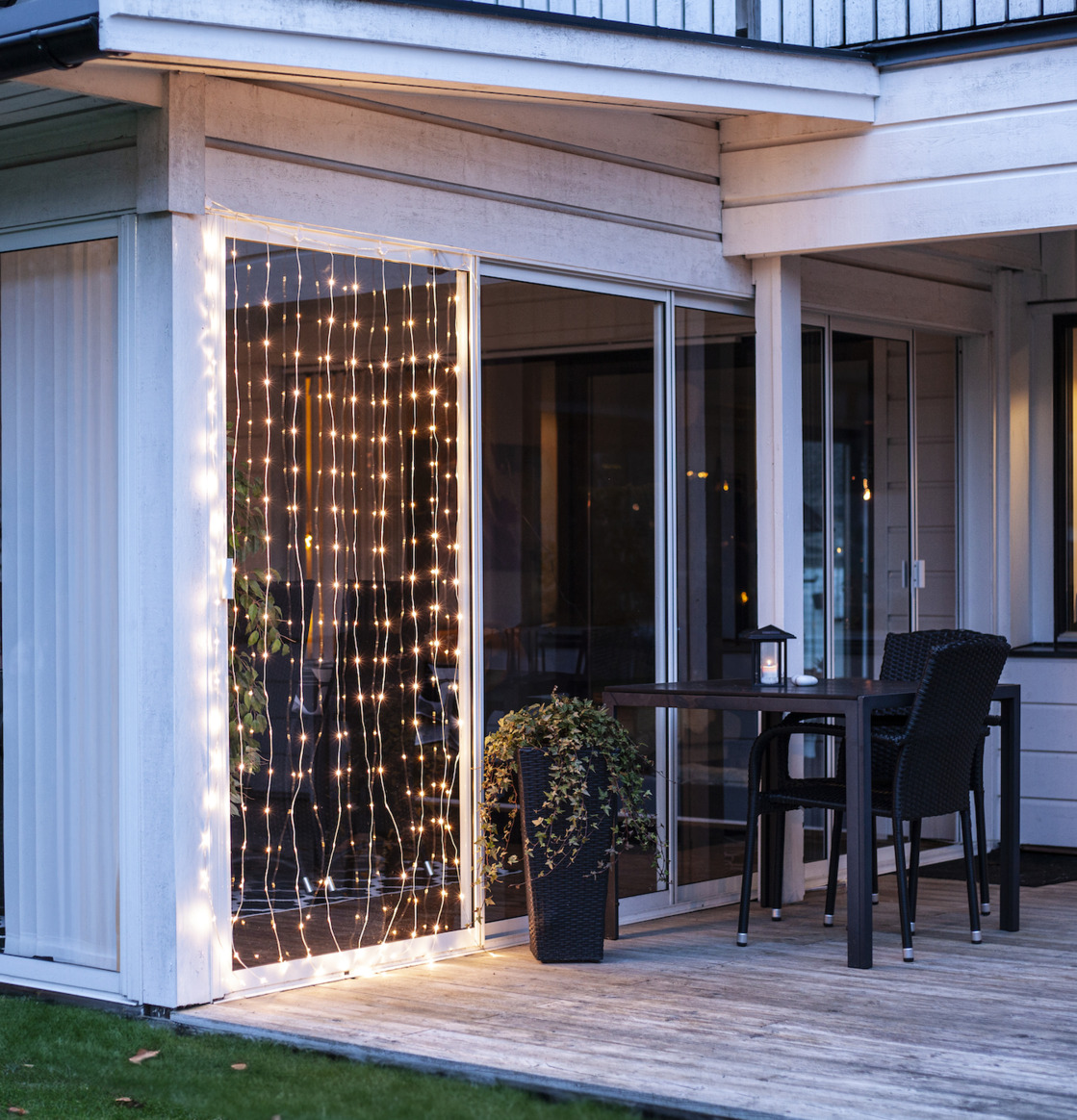 Ljusgardin Sherrie från Star Trading på altan med glasvägg