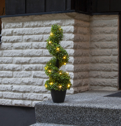 Dekorationsträd Buxbom från Star Trading på grå entrétrappa