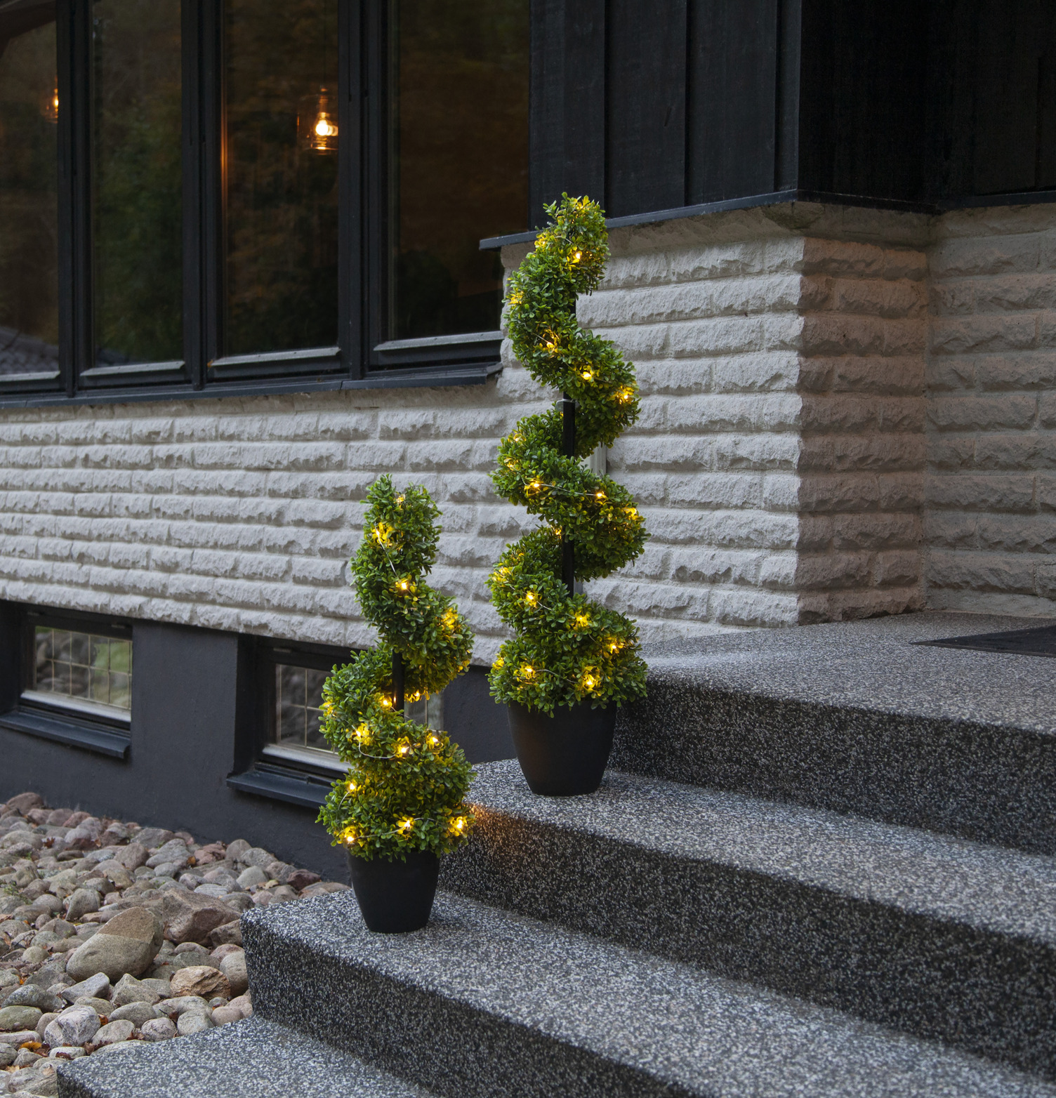 Dekorationsträd Buxbom från Star Trading på en utomhustrappa