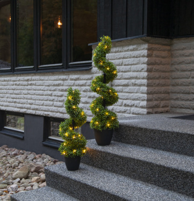 Dekorationsträd Buxbom från Star Trading på en utomhustrappa