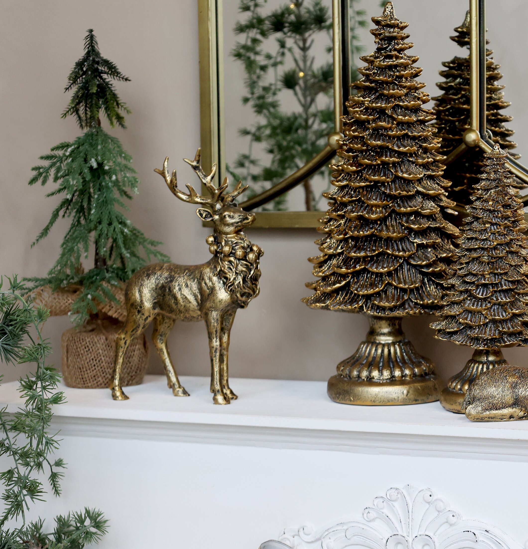 Ren Med Bjällror Antik Mässing från Chic Antique i julmiljö