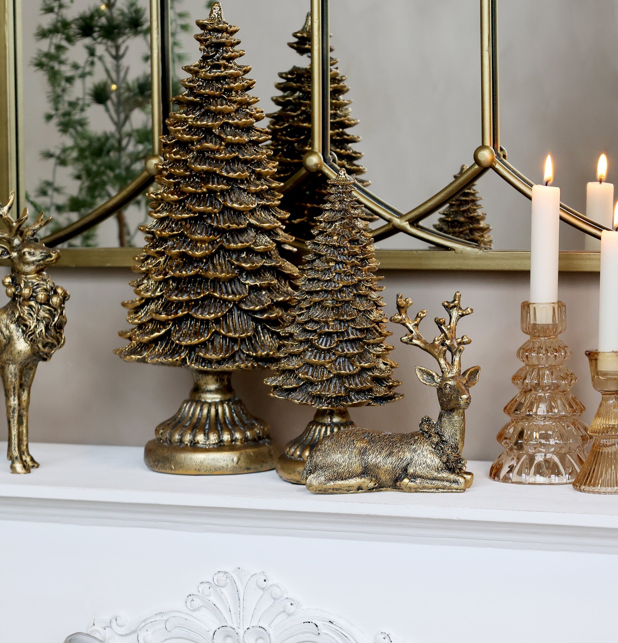 Ren Med Krans Antik Mässing från Chic Antique på vit hylla