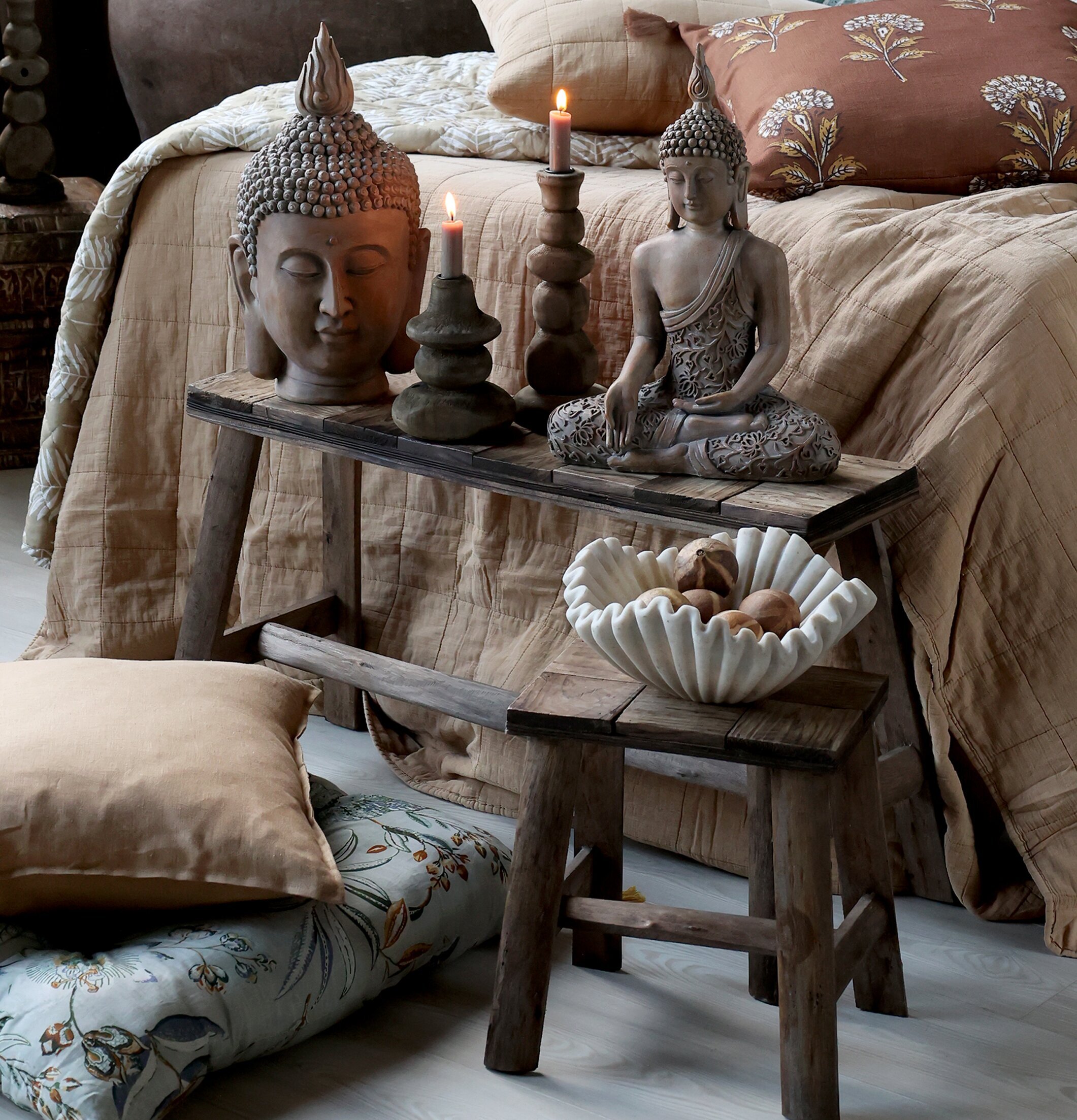 Buddha från Chic Antique på rustik bänk med ljus och nötter