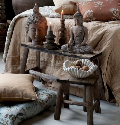 Buddha från Chic Antique på rustik bänk med ljus och nötter