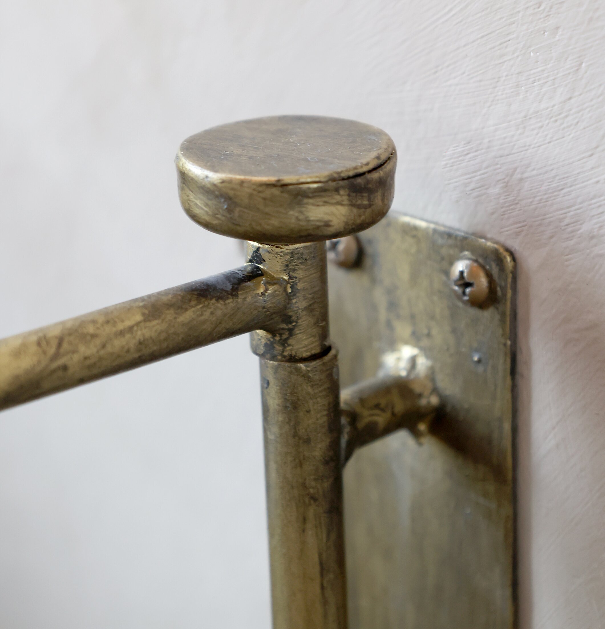 Väggbord Antik Mässing Ø30cm från Chic Antique på vit vägg