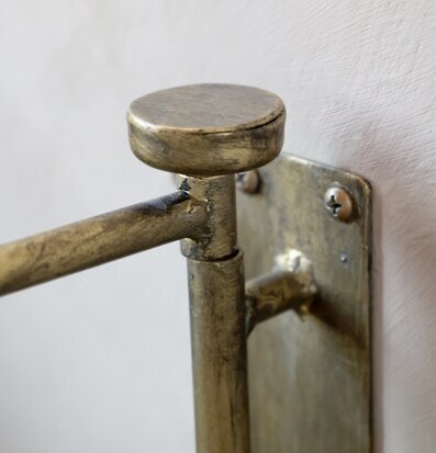 Väggbord Antik Mässing Ø30cm från Chic Antique på vit vägg