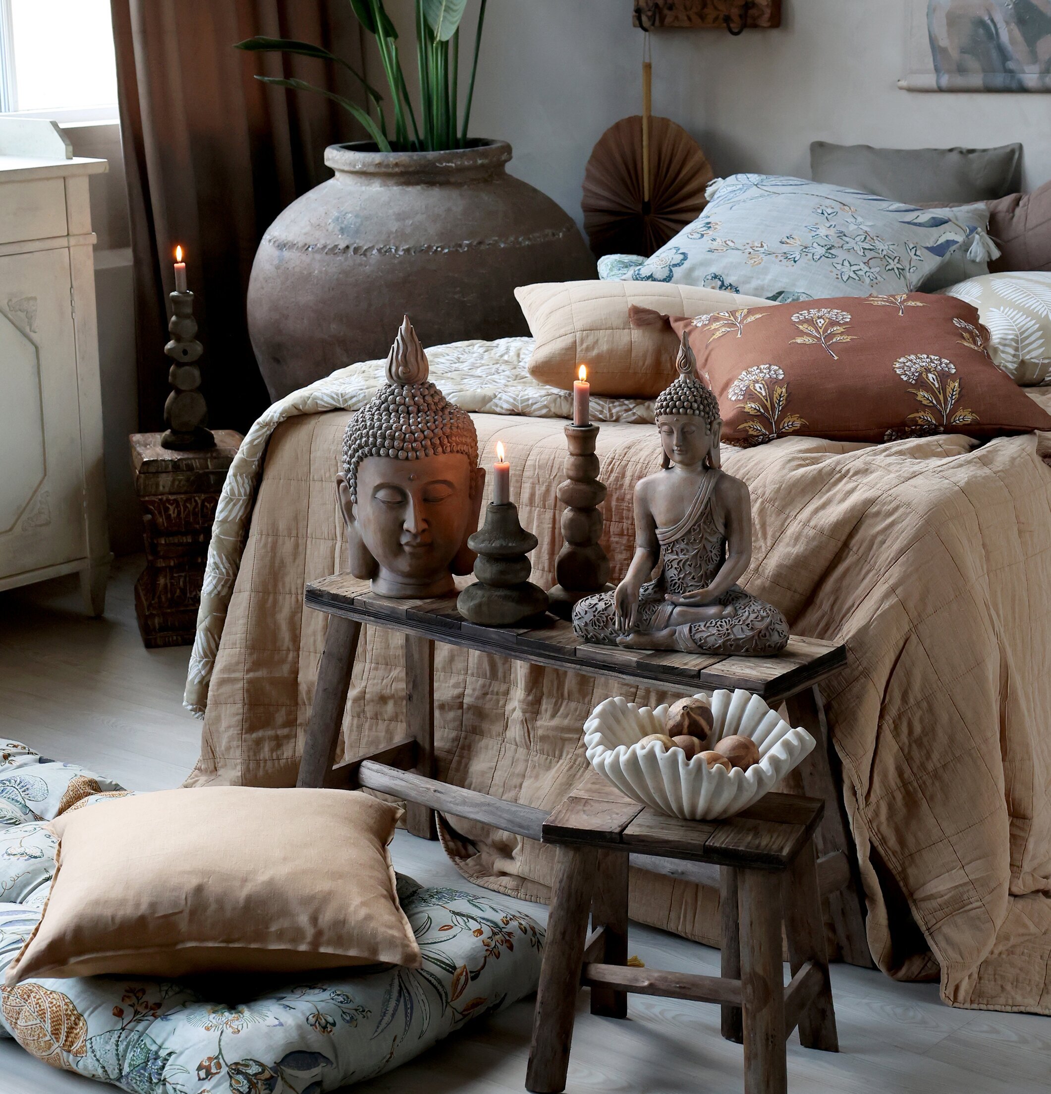 Musselformad Skål från Chic Antique på rustik trappbänk