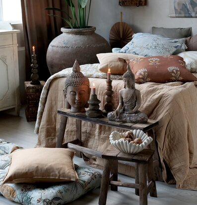 Musselformad Skål från Chic Antique på rustik trappbänk