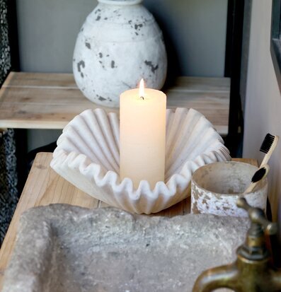 Musselformad Skål från Chic Antique på ljus träyta med ljus