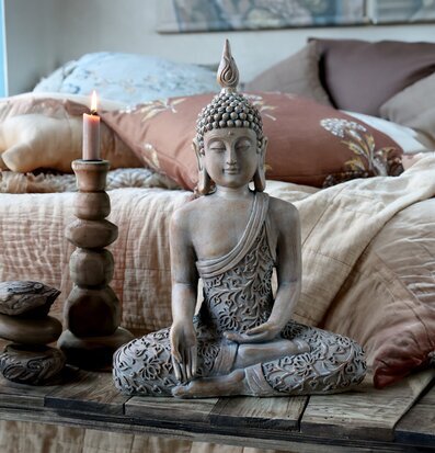 Bild av harmonisk inredning med Buddha och ljusstake