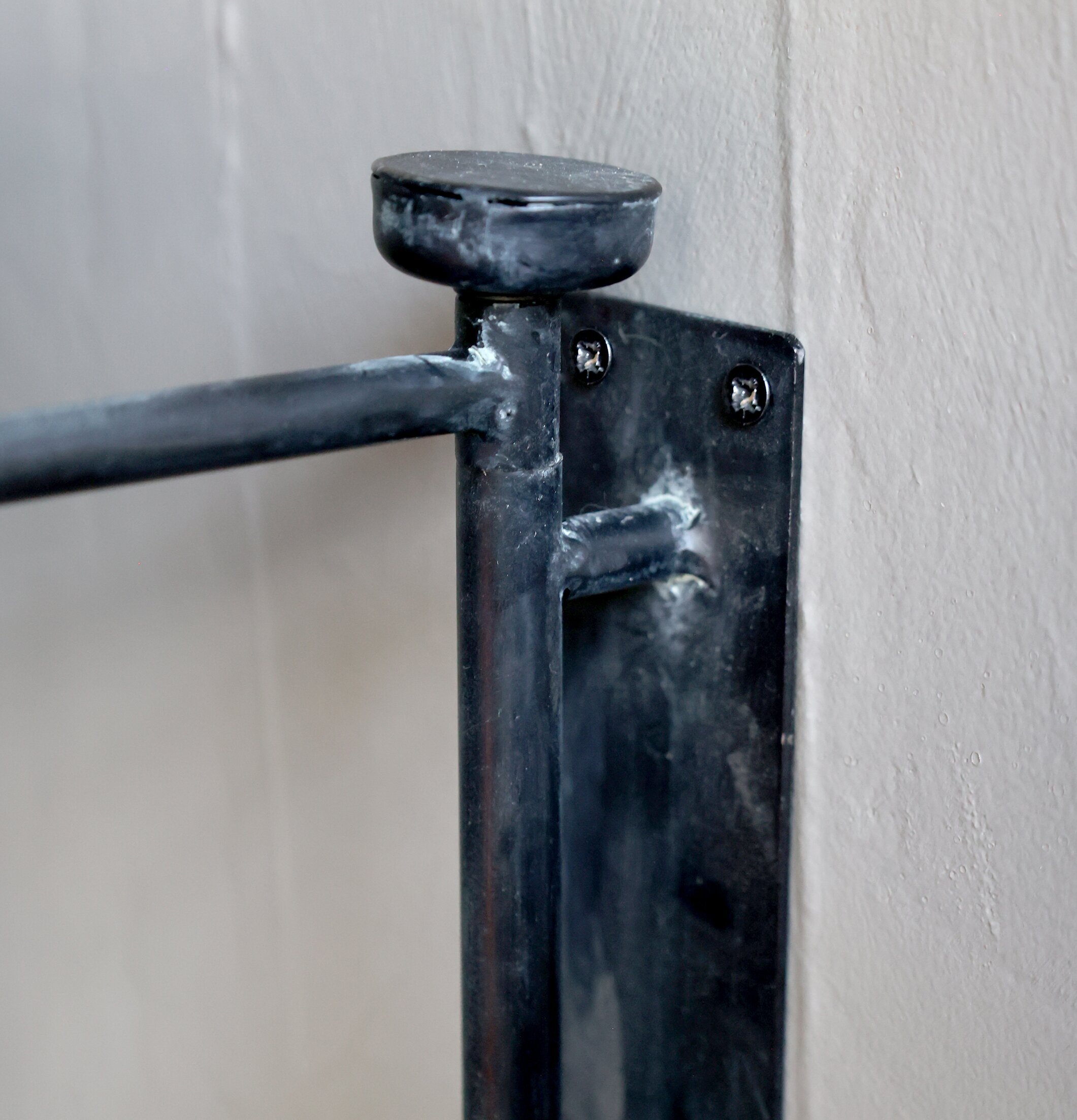 Väggbord Ø35cm Antiksvart Ø30cm Chic Antique Sideboards Sidobord Sängbord