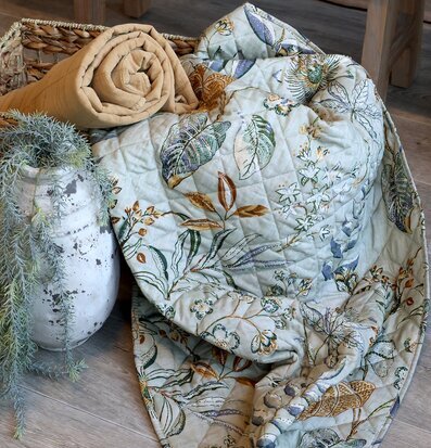 Bild av harmonisk inredning med quilt och detaljer