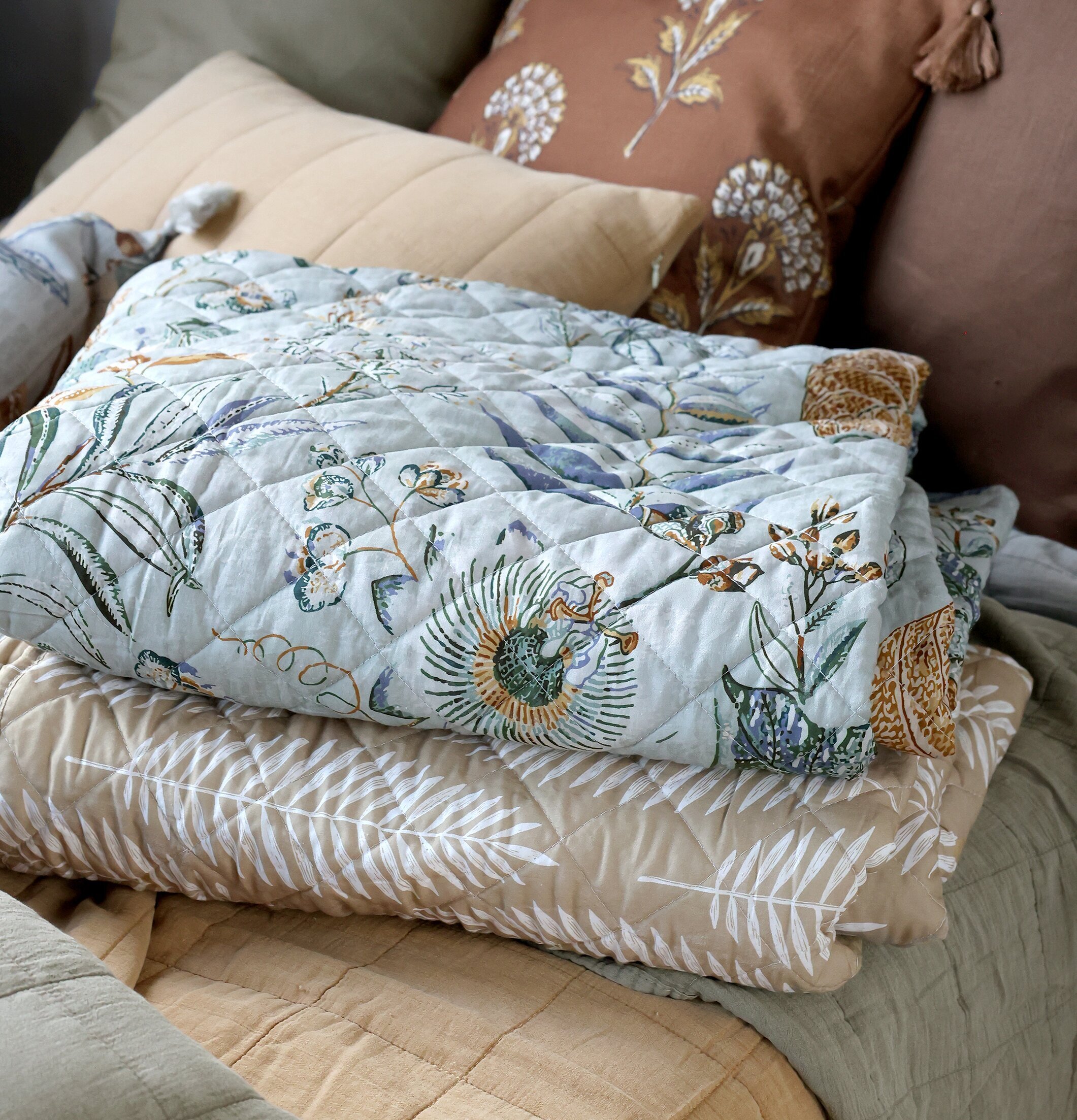 Bild av harmonisk sovrumsinteriör med lager av textilier