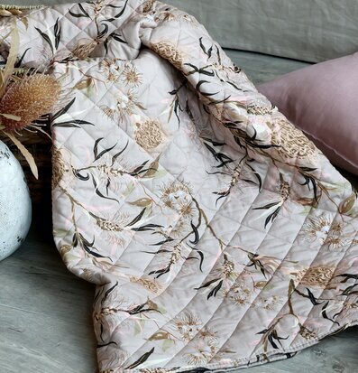 Bild av quilt med blommönster i rosa och beige