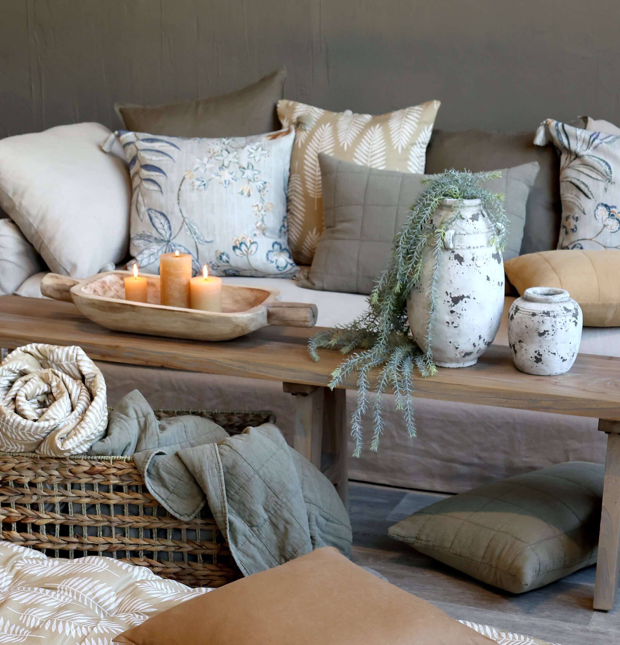 Kuddfodral Aix Opal från Chic Antique på rustikt träbord