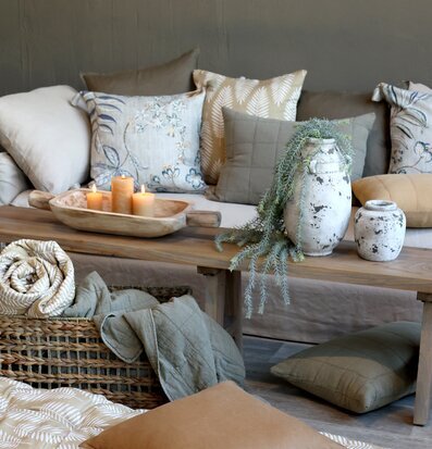 Kuddfodral Aix Opal från Chic Antique på rustikt träbord