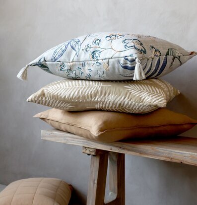 Kuddfodral Aix Opal från Chic Antique på rustik bänk